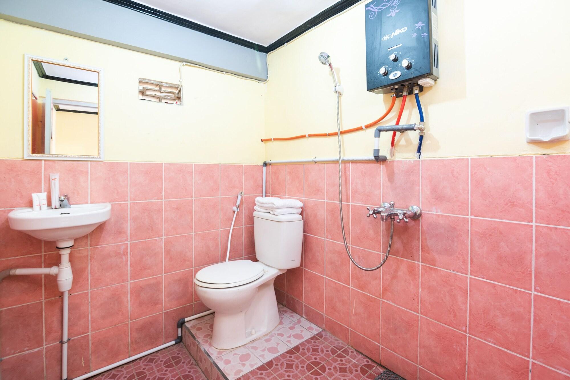 Oyo 1852 Intan Bromo Homestay Pasuruan Esterno foto