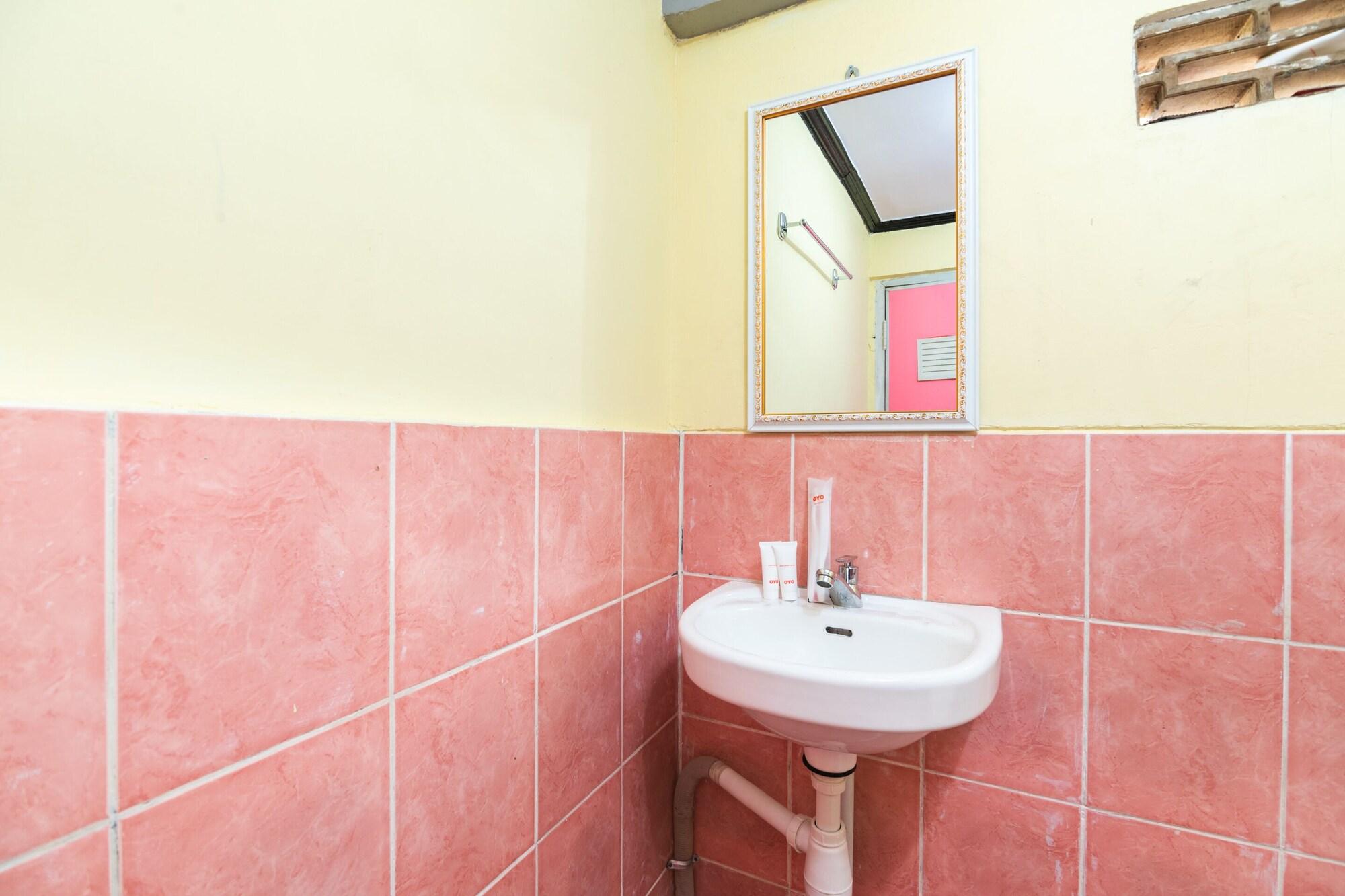 Oyo 1852 Intan Bromo Homestay Pasuruan Esterno foto