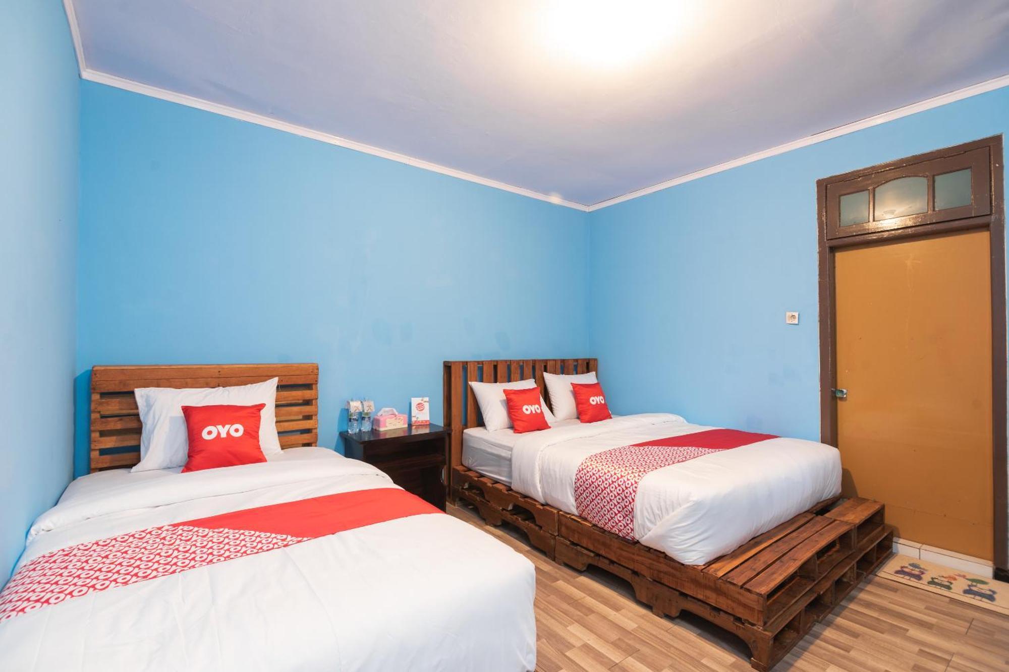 Oyo 1852 Intan Bromo Homestay Pasuruan Esterno foto