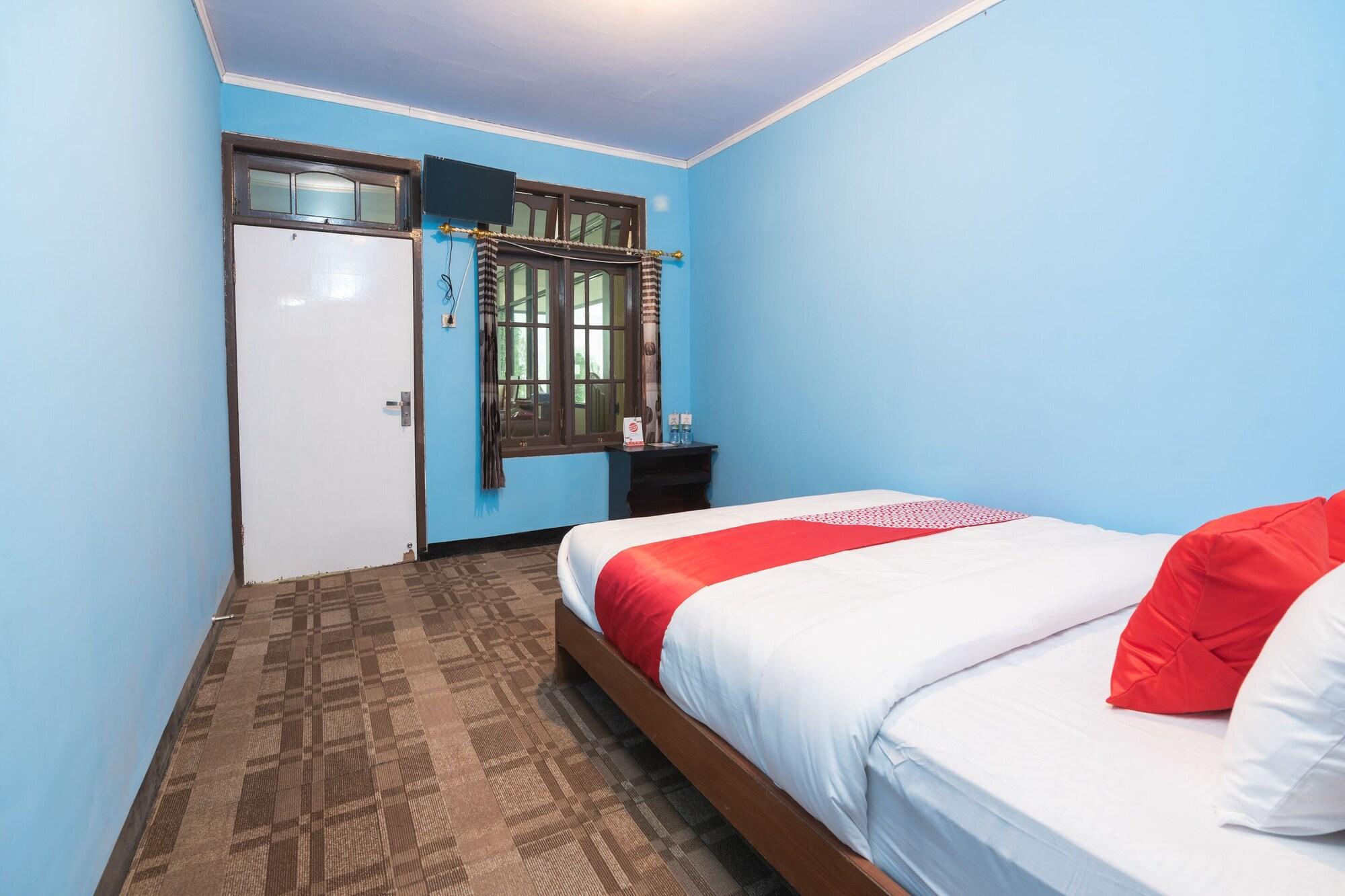 Oyo 1852 Intan Bromo Homestay Pasuruan Esterno foto