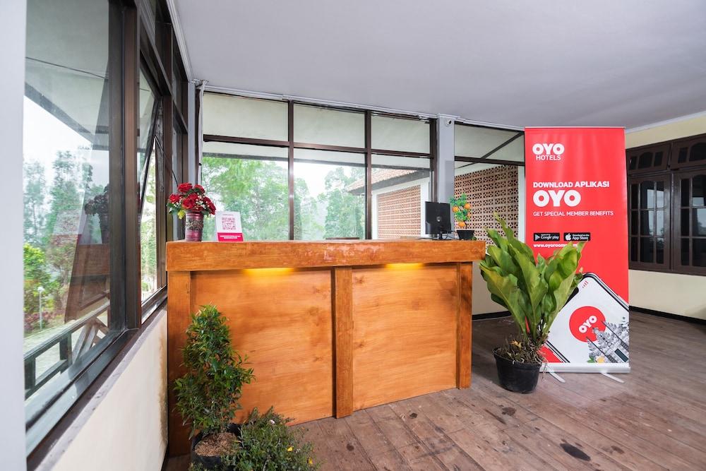 Oyo 1852 Intan Bromo Homestay Pasuruan Esterno foto