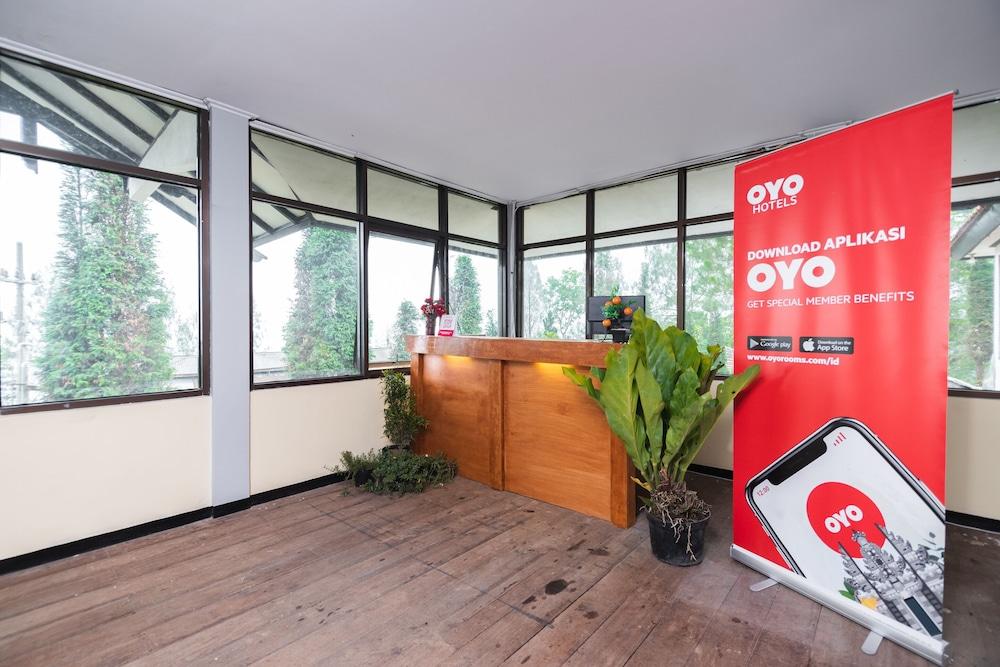 Oyo 1852 Intan Bromo Homestay Pasuruan Esterno foto