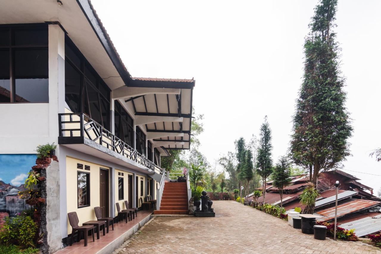 Oyo 1852 Intan Bromo Homestay Pasuruan Esterno foto