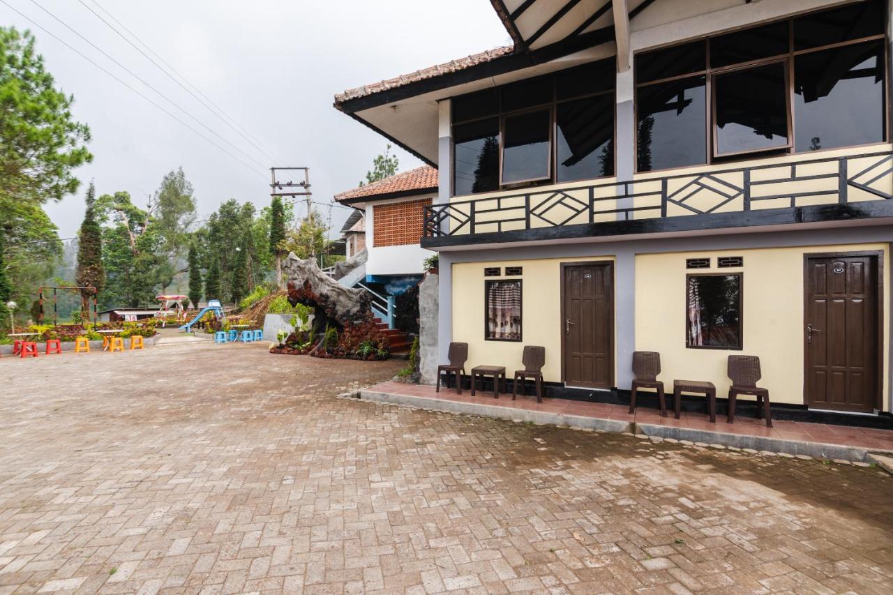 Oyo 1852 Intan Bromo Homestay Pasuruan Esterno foto