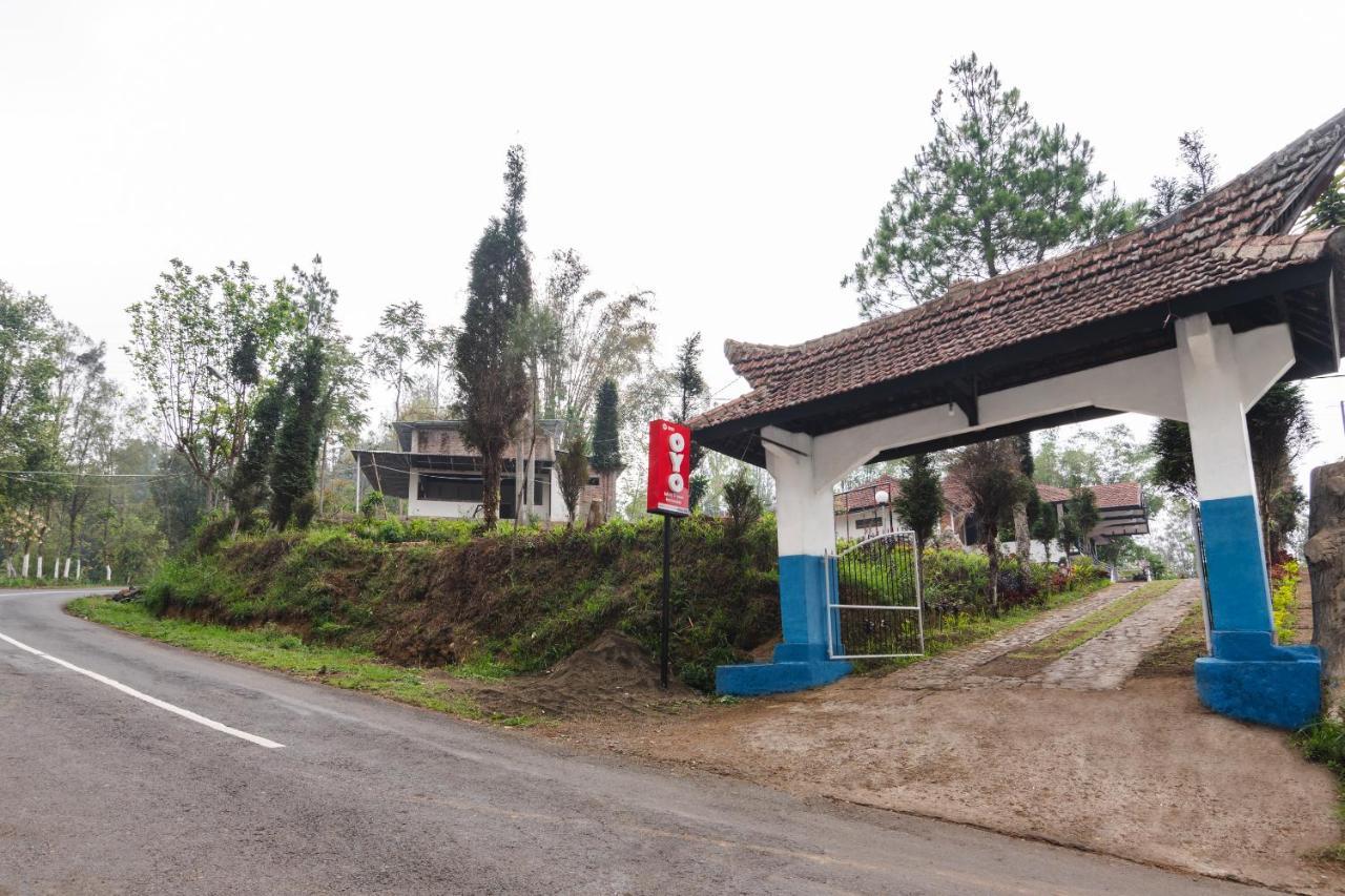 Oyo 1852 Intan Bromo Homestay Pasuruan Esterno foto