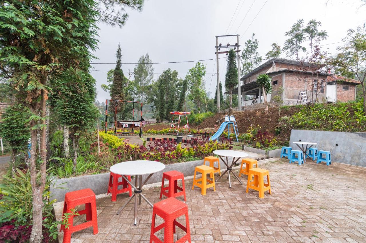 Oyo 1852 Intan Bromo Homestay Pasuruan Esterno foto