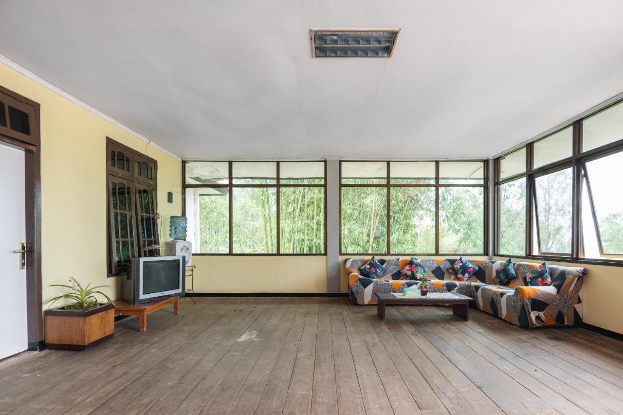 Oyo 1852 Intan Bromo Homestay Pasuruan Esterno foto