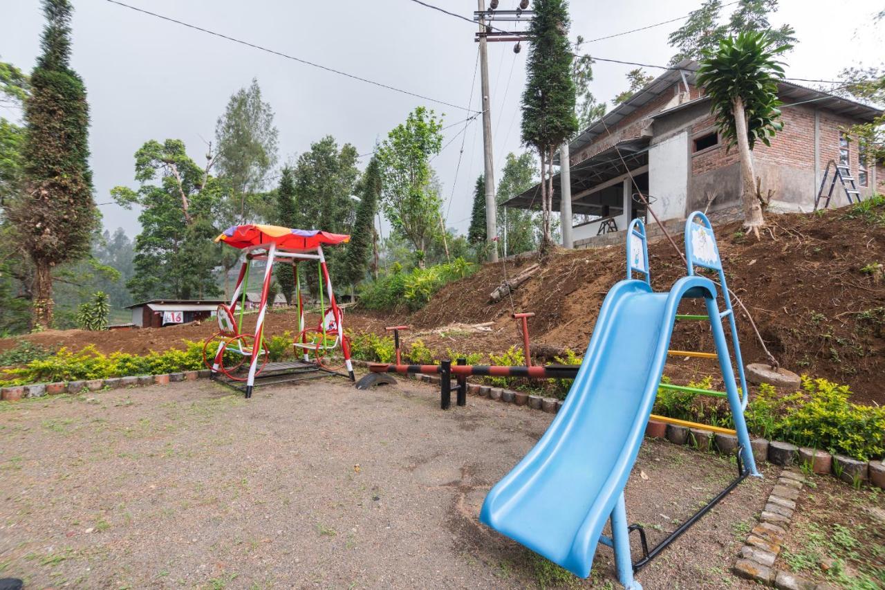 Oyo 1852 Intan Bromo Homestay Pasuruan Esterno foto