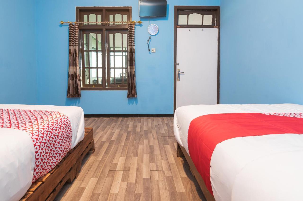 Oyo 1852 Intan Bromo Homestay Pasuruan Esterno foto