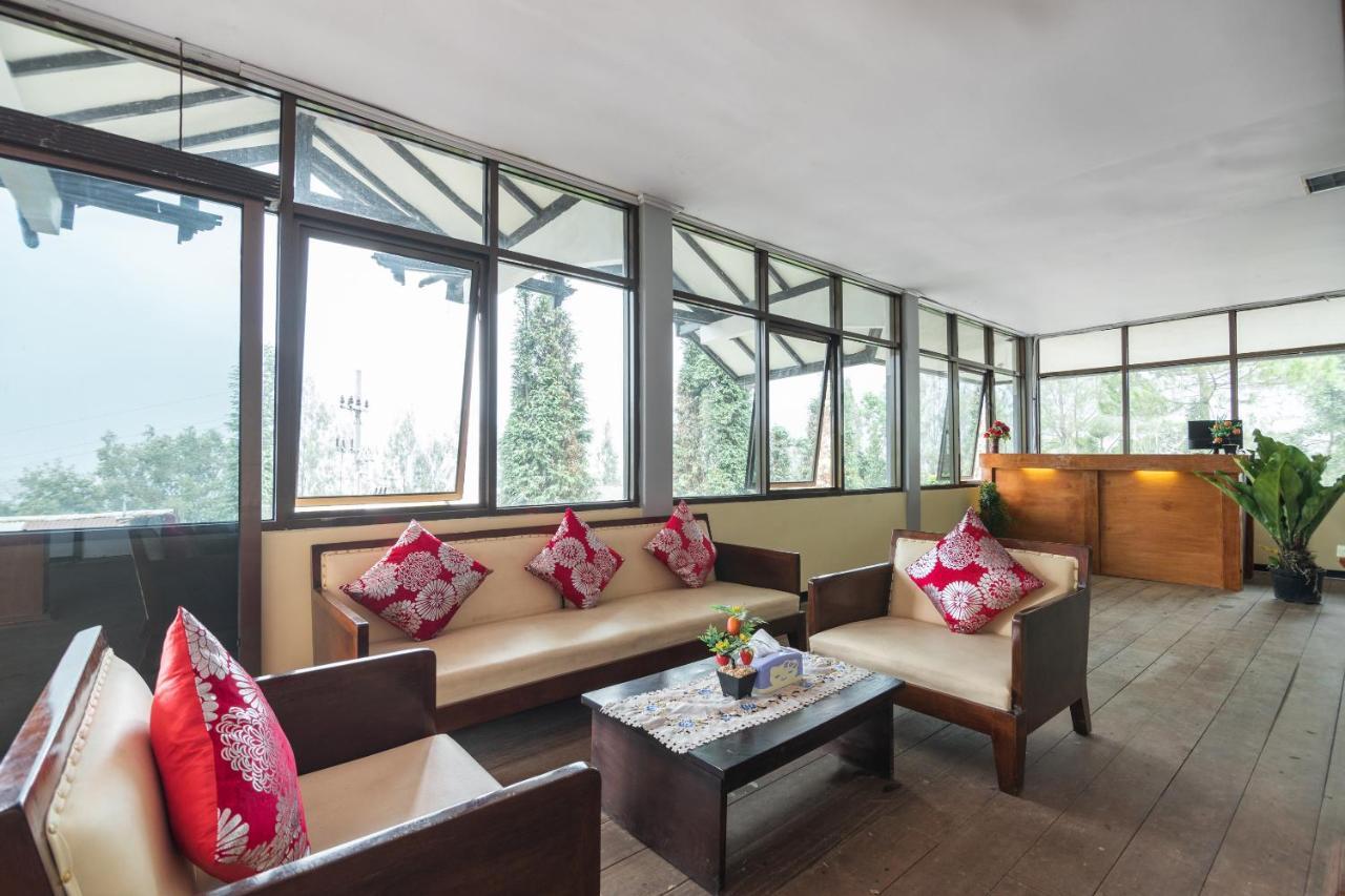 Oyo 1852 Intan Bromo Homestay Pasuruan Esterno foto